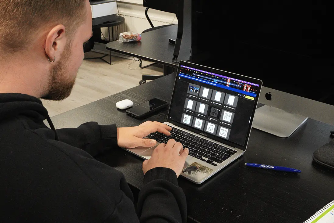 Design en contentbewerking op laptop met overzicht van visuals en pagina-opbouw.