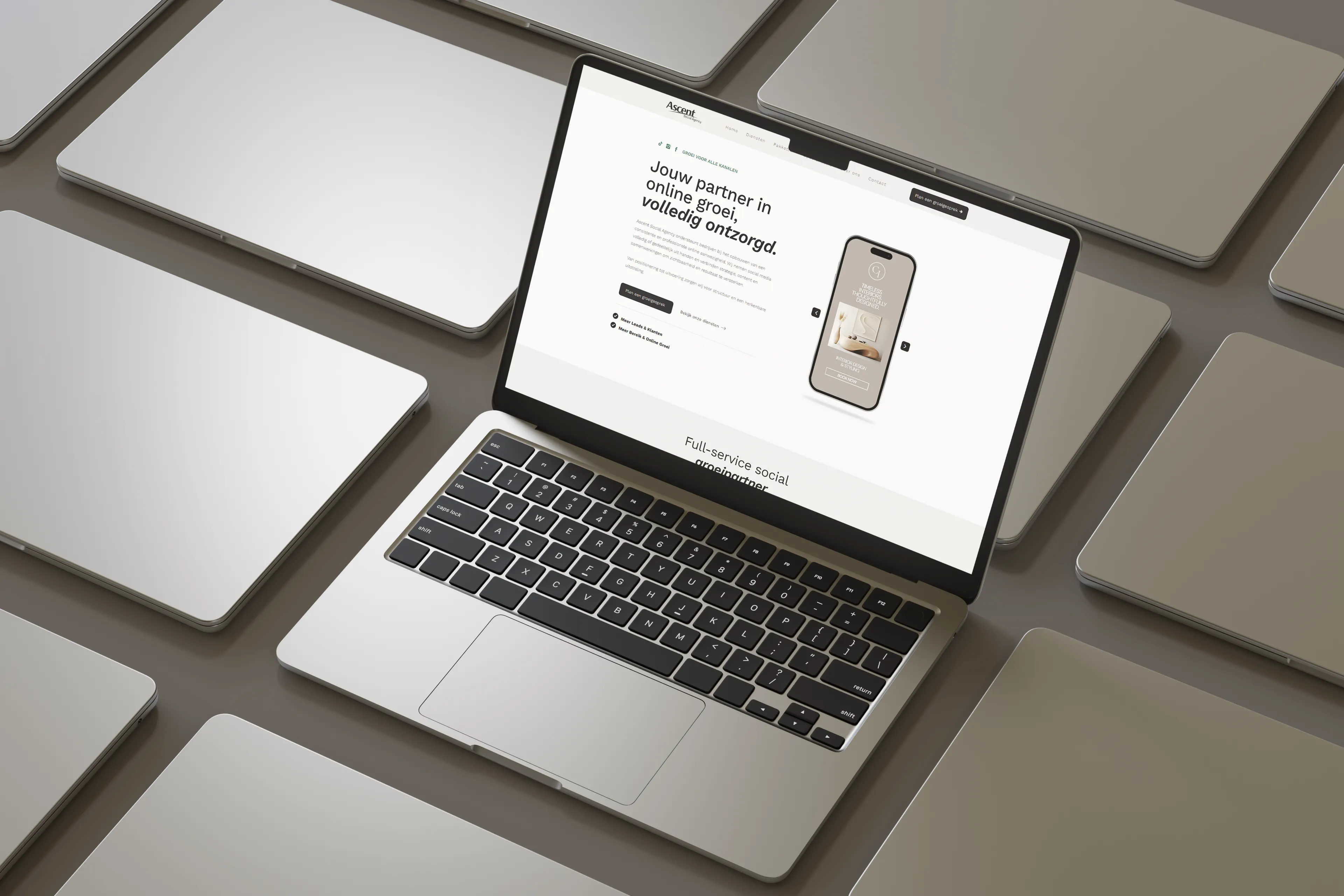 Website mockup van Ascent Social Agency met overzicht diensten en pakketten